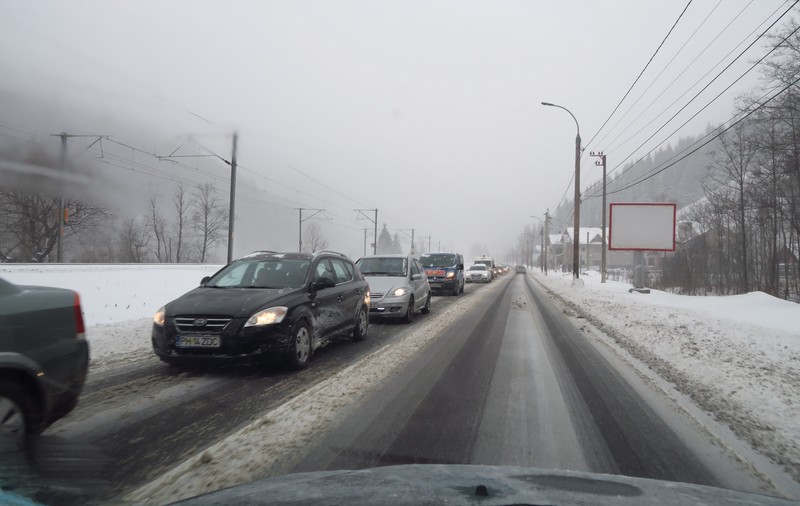 Drumarii au împrăștiat material antiderapant în mai multe zone montane din țară unde ninge abundent