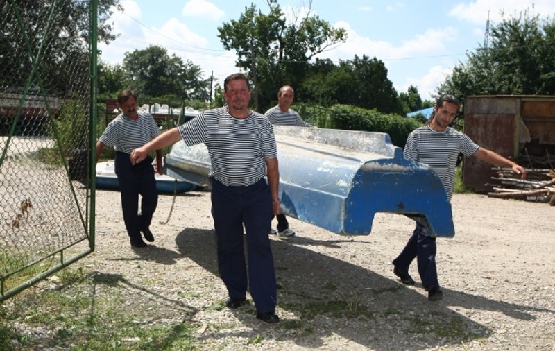 Ei pregătesc bărcile pentru plimbările pe lac