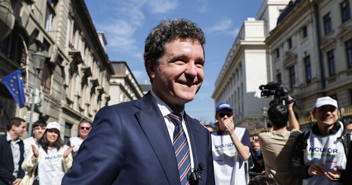Nicușor Dan fotografiat în timp ce zâmbește, după ce și-a depus candidatura la alegerile prezidențiale 2025.