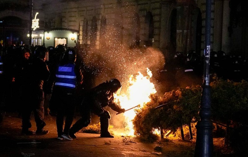 Trei susținători ai lui Georgescu care au participat la violențele de la protestul din București au fost reținuți. De ce sunt acuzați