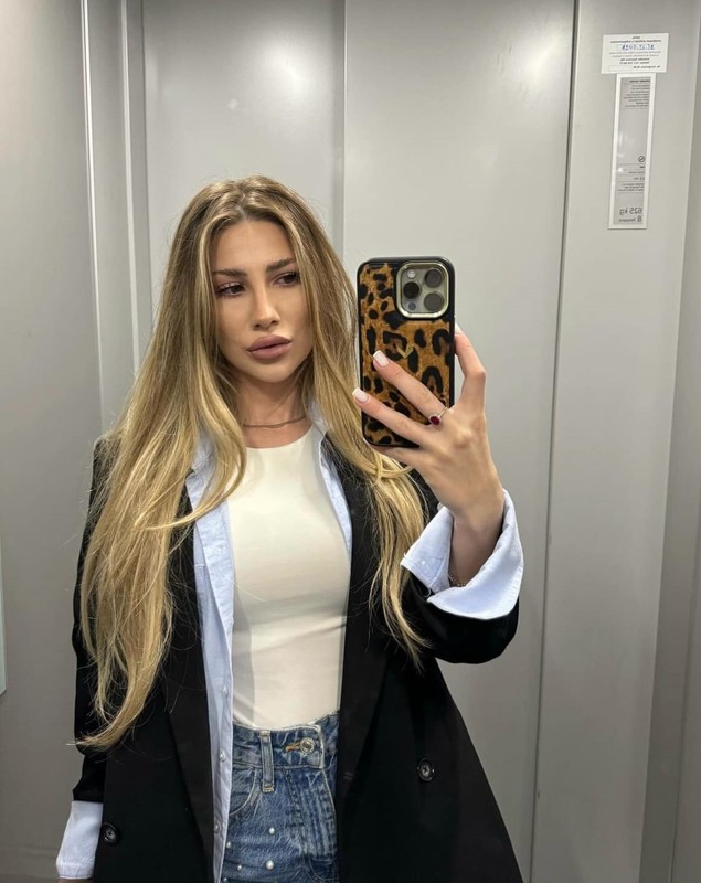 Mario Fresh, surprins în compania unei domnișoare, în București, la întoarcerea din Dubai. Se zvonește că Bianca e prietena Alexiei Eram