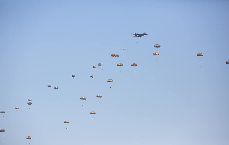 Exercițiu NATO, lângă Buzău. 1.000 de parașutiști din cinci țări au aterizat la Boboc
