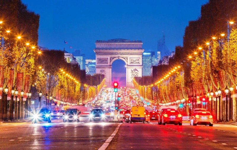 De ce Parisul este supranumit „Orașul Luminilor”