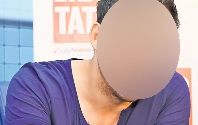 ARE SUCCES, ARATĂ BINE, DAR CU TOATE ACESTEA FACE CRĂCIUNUL SINGUR-SINGUREL! UN ARTIST DE LA NOI, CARE NICI BRAD NU ŞI-A FĂCUT!