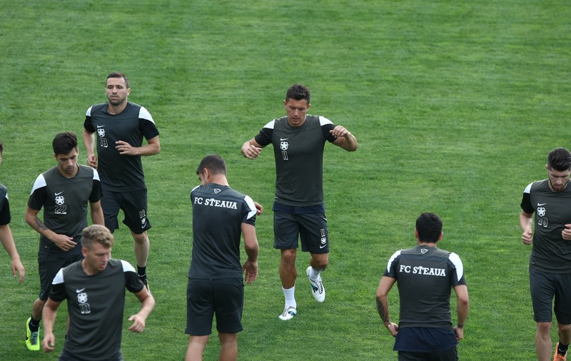 Steaua negociază transferul unui mijlocaş defensiv din Liga 1