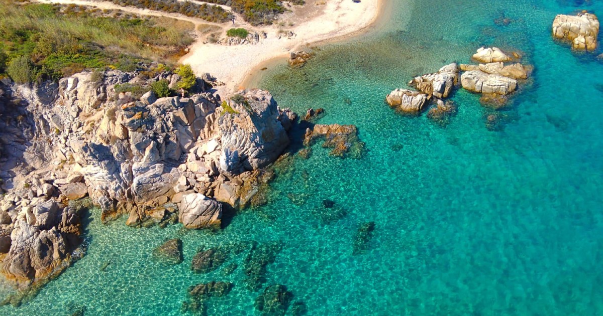 Plaja neamenajată din Sithonia, Halkidiki, Grecia.