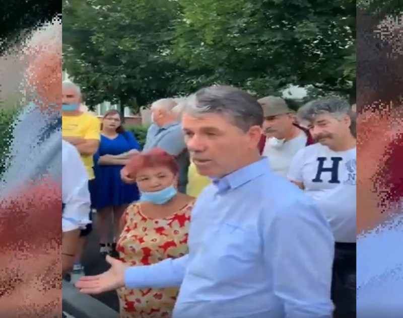 George Scripcaru, fără mască, între oamenii din Bartolomeu