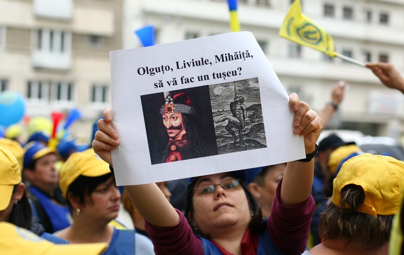VIDEO | Premierul Tudose a fost scos afară din Guvern de 3.000 de protestatari