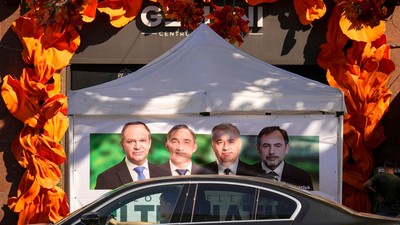 Liderii Blocului Alternativa, începând cu Ion Ceban (stânga), Alxandr Stoianglo, Ion Chicu și Mark Tkaciuk (dreapta), pe un afiș electoral în centrul Chișinăului Foto: Profimedia