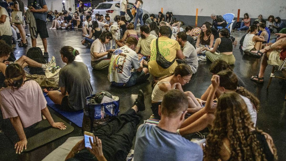 Israelienii se adăpostesc într-o instalație publică subterană în timpul unui baraj de rachete balistice iraniene la Tel Aviv, Israel