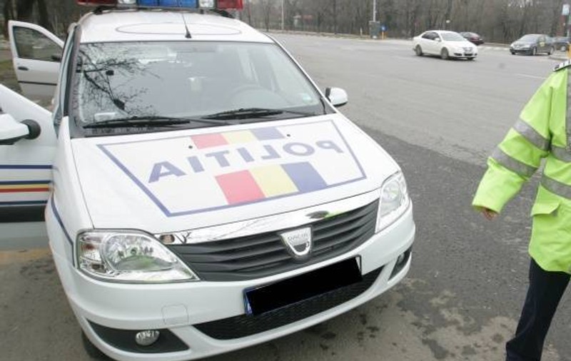 Turistă fără permis depistată în Mamaia la volanul unei mașini dată în urmărire