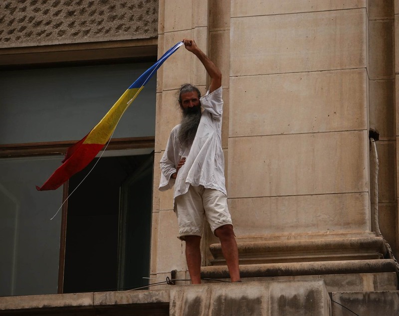 Mai mulți jurnaliști, loviți la protestul AUR anti-vaccin. Organizatorii au instigat oamenii să forțeze intrarea în Ministerul Sănătății, acuză Jandarmeria