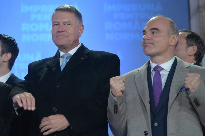 Klaus Iohannis (stânga) și Rareș Bogdan (dreapta) reacționează la aflarea rezultatelor exit poll ale turului doi ale alegerilor prezidențiale - 24 noiembrie 2019