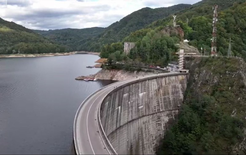 Lacul Vidraru va fi golit pentru prima dată în 50 de ani. Milioane de metri cubi de apă vor fi deversate în mod controlat