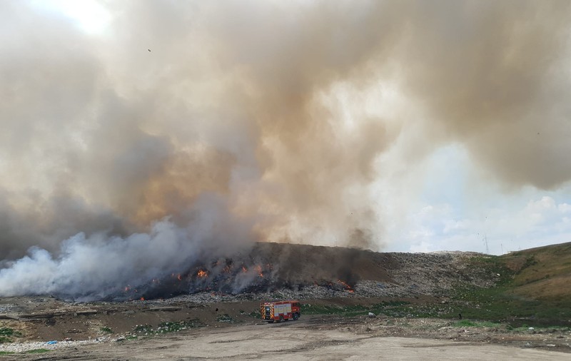 Groapa de gunoi din Galați încă arde. Pompierii estimează „cel puţin alte 12 ore de lucru pentru stingerea acestui incendiu major”