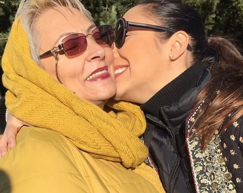 Cum au apărut Andra și mama ei la piață. Cântăreața se bucură de timp în familie, alături de părinți și surorile ei