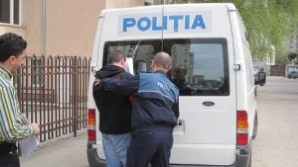 Un vrâncean a lovit un polițist când acesta încerca să-i pună cătușele