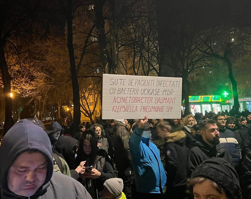 Sute de oameni au protestat în faţa Spitalului Judeţean din Satu Mare, după ce o fată de 15 ani a murit la Urgențe. Ce acuzații aduce familia