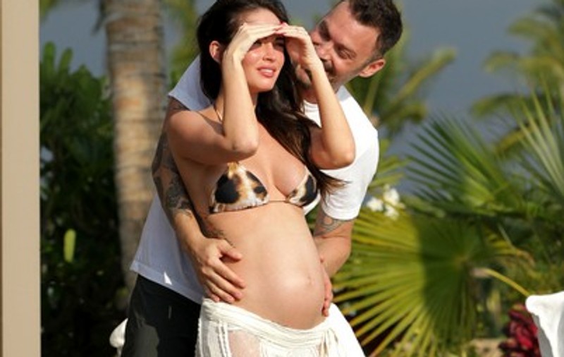 HOT MAMA! Megan Fox, însărcinată, în costum de baie | PRIMELE IMAGINI CU BURTICA ACTRIȚEI