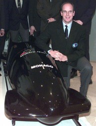 le Prince Albert de Monaco pose pour les photographes, le 19 janvier à Monaco, à côté du bobsleigh avec lequel il participera aux prochains Jeux Olympiques d'hiver à Nagano au Japon. (IMAGE ELECTRONIQUE) Prince Albert de Monaco pose for photographers, 19 January in Monaco, beside the bobsleigh in which he will compete during the Nagano Winter Olympic games in Japan. (ELECTRONIC IMAGE) AFP PHOTO AFP/PATRICK HERTZOG/PH-jm-eba,Image: 68610733, License: Rights-managed, Restrictions: , Model Release: no