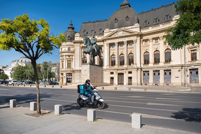 Clienții primesc mâncarea în proporție de 70% de la livratori care folosesc biciclete și scutere. Imagine cu caracter ilustrativ.