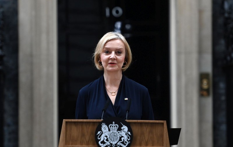 Telefonul personal al lui Liz Truss a fost piratat de agenţi suspectaţi că lucrează pentru Vladimir Putin