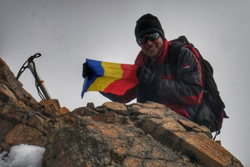 Radu Păltineanu poartă tricolorul în una din ascensiunile sale montane | Foto: Facebook/Radu Păltineanu