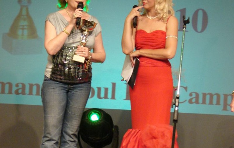 Corina Chiriac, în blugi la o gală a celebrităţilor