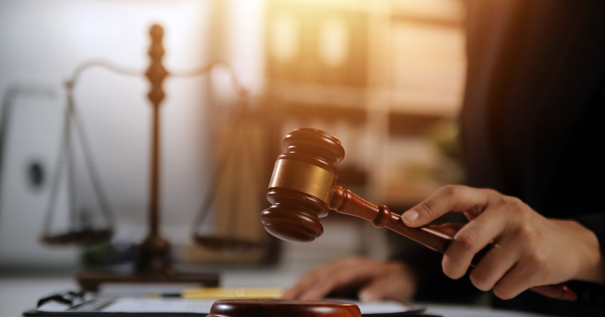 Ciocanel care bate in masa in timpul unei sedinte de judecata, la Tribunal