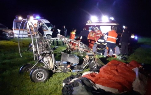 O parapantă cu motor s-a prăbușit pe un câmp, în Bihor. Pilotul și o fată de 19 ani au murit