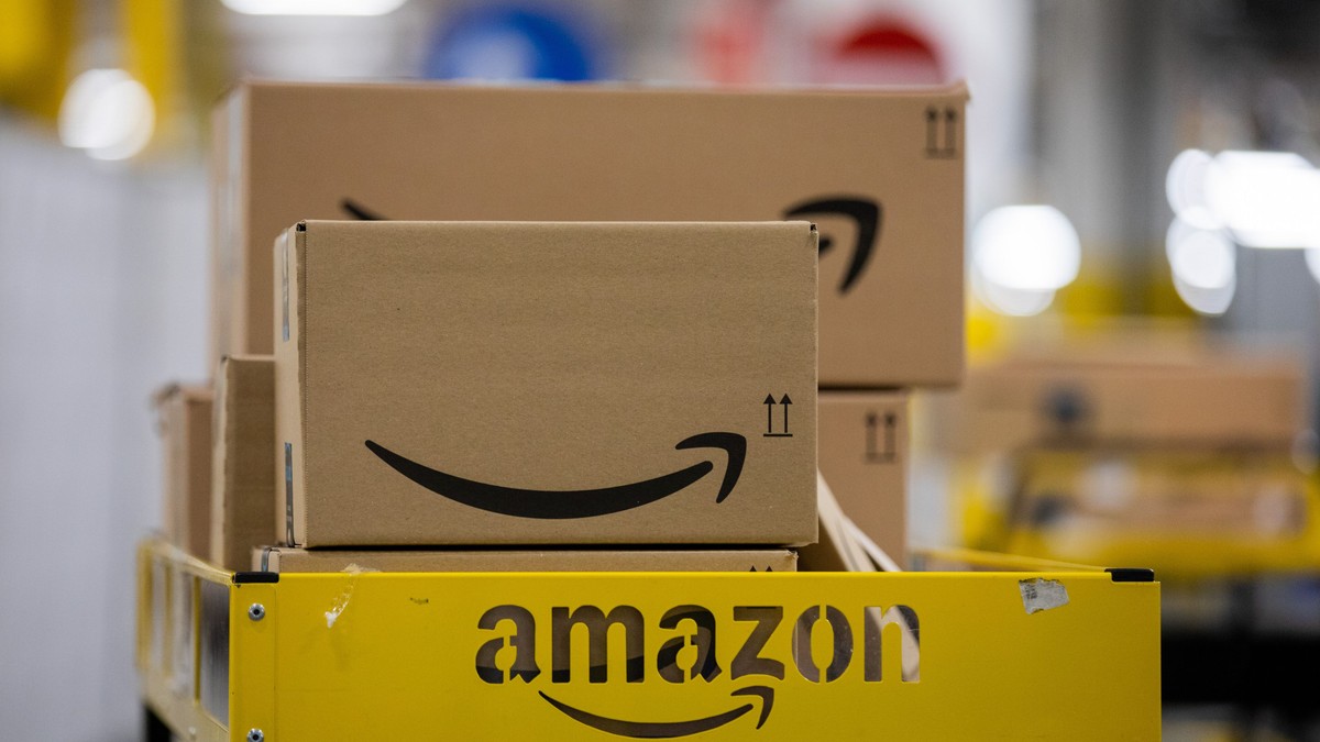 Amazon a avut vânzări totale de 44 de miliarde de euro în 2020 în Europa, dar compania nu a plătit impozit pe profit. Colete cu sigla Amazon