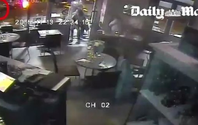 Imagini incredibile! Două femei au scăpat cu viață din masacru după ce teroristului i s-a blocat arma | VIDEO