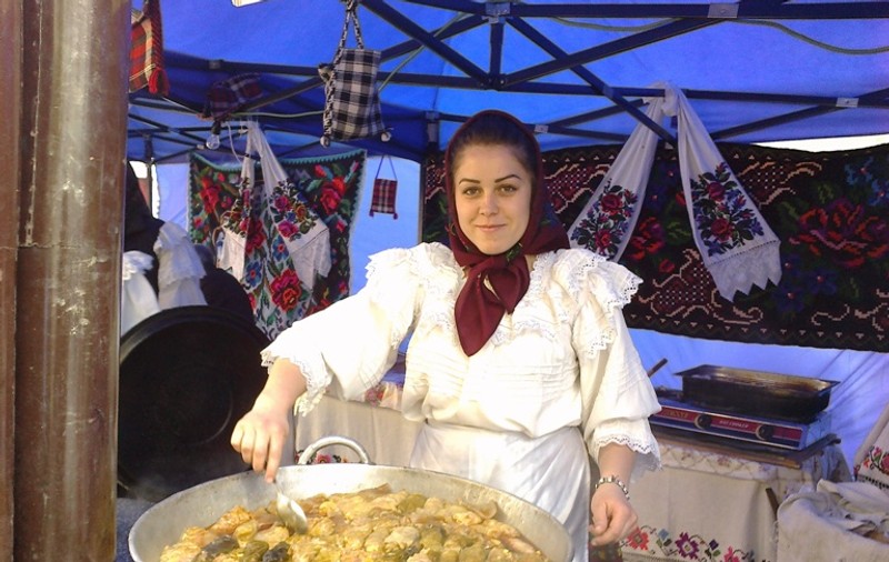 Această TÂNĂRĂ FRUMUŞICĂ FACE SARMALE la CAZAN în centrul Capitalei!