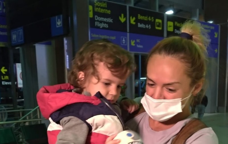 Simona Hapciuc a revenit în țară după eliminarea de la „Survivor România”. Reacția fiului de 3 ani, atunci când a văzut-o pe aeroport