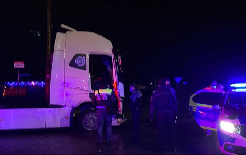 Un șofer care furase un TIR a fost urmărit 70 de kilometri și a fost oprit de polițiștii din Baia Mare cu focuri de armă