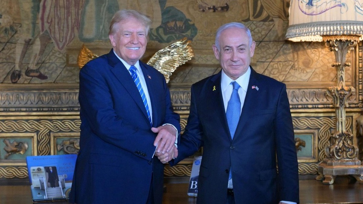 Benjamin Netanyahu (stânga) în timpul unei întrevederi cu Donald Trump (dreapta) la reședința Mar-a-Lago Foto: Profimedia