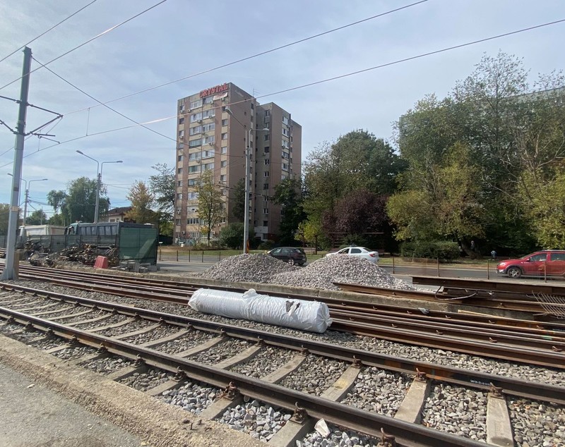 FOTO. În vizită pe șantierul de pe linia lui 41, de la Piața Drumul Taberei. „Băgăm material, muncim fără pauză numai să terminăm la timp”