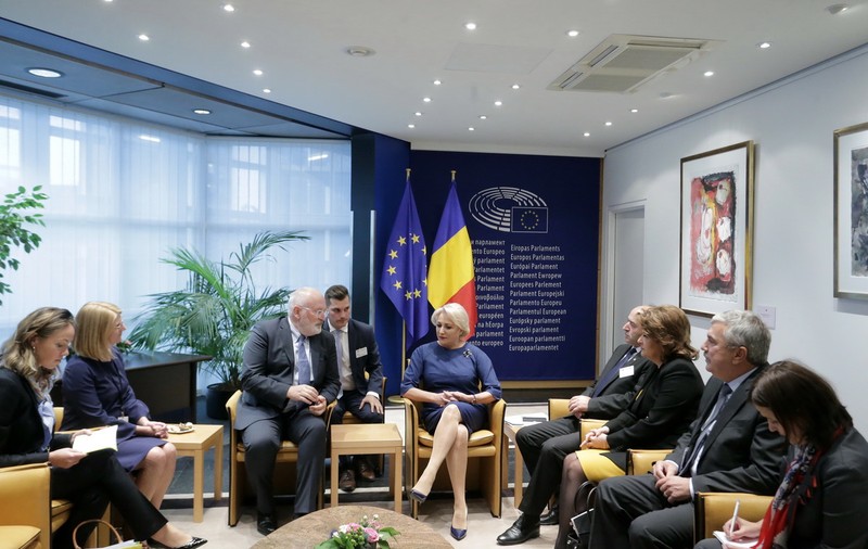 Ce a discutat Viorica Dăncilă cu Timmermans; Toader: "Nu se pune problema vreunui reproş, activarea Articolului 7 nu intră în discuţie"