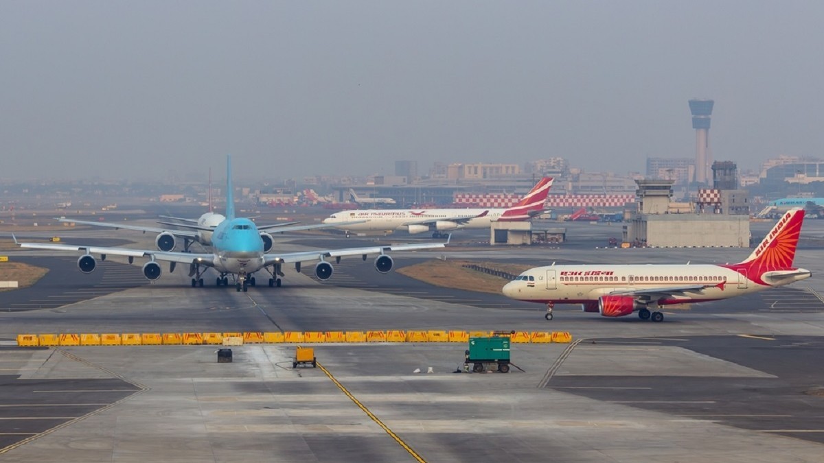 Imagine cu aviaone care rulează pe o pistă a aeroportului din Mumbai, India, având în prim-plan un Boeing 747