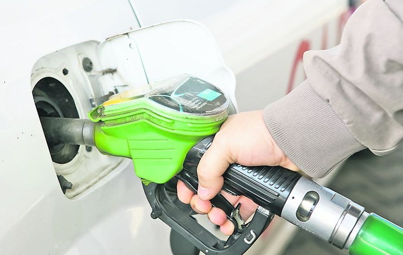 Românii își pot lua adio de la benzina sub 5 lei, din septembrie. După majorarea accizei la carburanți vor crește prețurile produselor din magazine