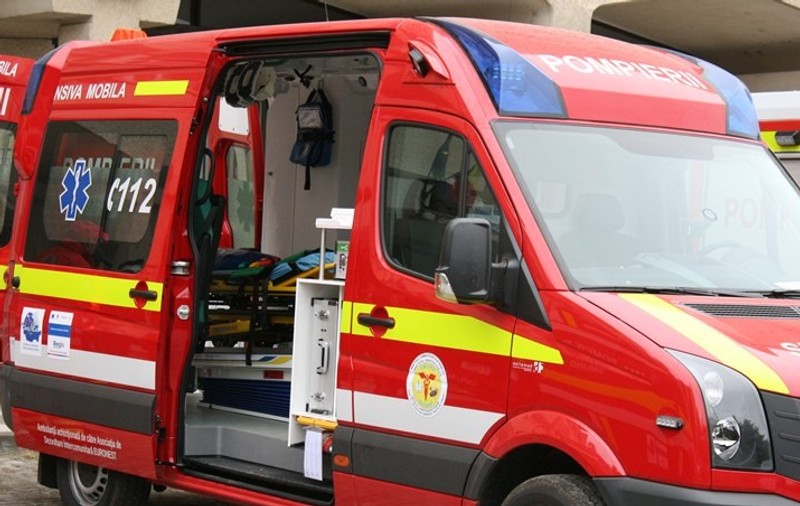 Două autoturisme s-au lovit frontal pe DN 7, la ieşirea din Râmnicu Vâlcea spre Piteşti. Șapte persoane au fost rănite
