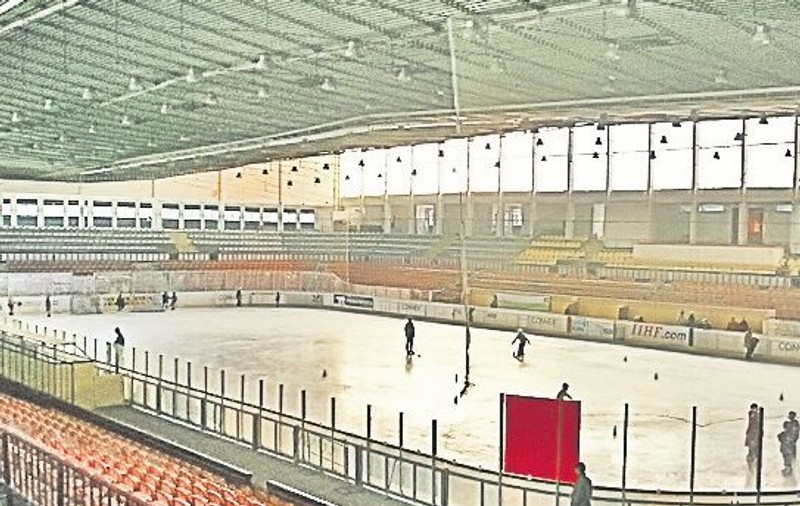 Guvernul, preocupat de sport. Vrea să construiască 4 patinoare, 2 săli polivalente, 2 baze nautice