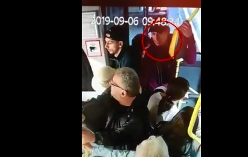 VIDEO | O femeie a rămas fără 14.000 de dolari în timp ce mergea cu autobuzul în Sibiu! Cum au acționat hoții