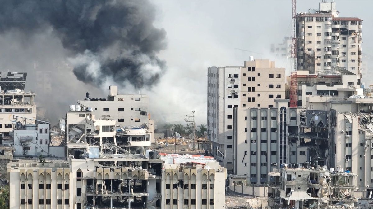 Clădiri bombardate, din care încă mai iese fum, în orașul Gaza