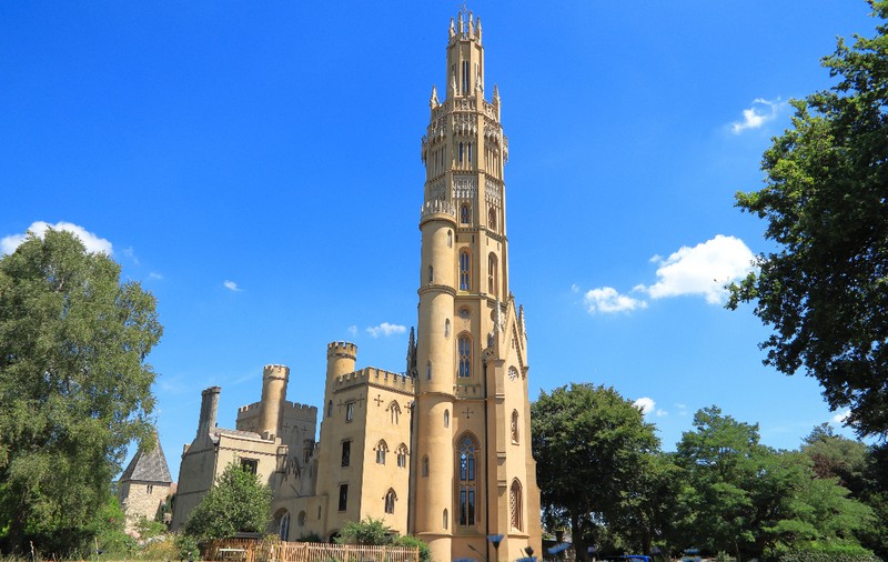 Un turn gotic de 53 de metri din Marea Britanie, care poate fi închiriat pe Airbnb, a fost scos la vânzare: are 202 trepte și 4 dormitoare