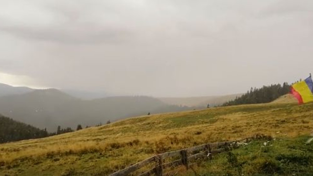 Prima ninsoare din acest sezon în România. Momentul în care au căzut primii fulgi a fost filmat