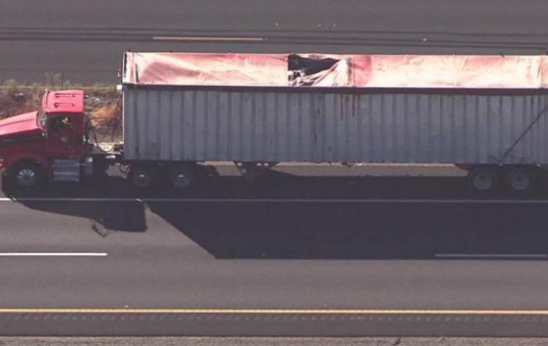 O parașutistă a murit după ce a căzut peste un TIR aflat în mers, pe o autostradă din California. Femeia avea 28 de ani și 155 de sărituri la activ