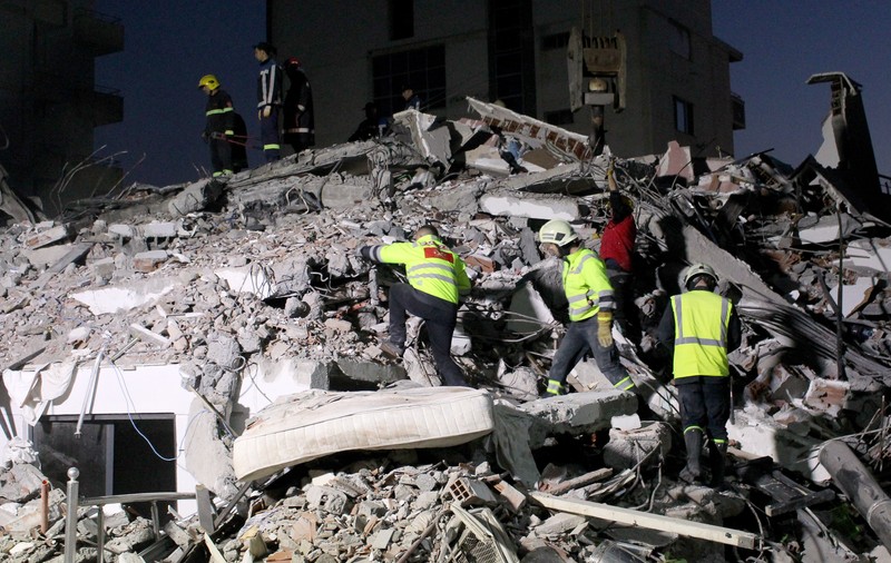 Cutremur devastator în Albania: 40 de morți și 658 de răniți. Momentul în care s-a produs seismul, surprins de camerele de supraveghere