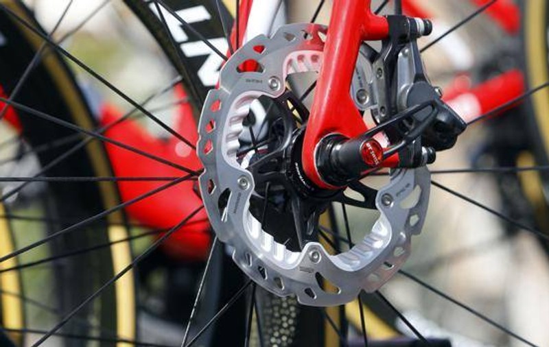 Dramă în ciclism! Discul de frânare al bicicletei i-a sfâșiat tibia unui rutier! / IMAGINE HORROR ÎN ARTICOL