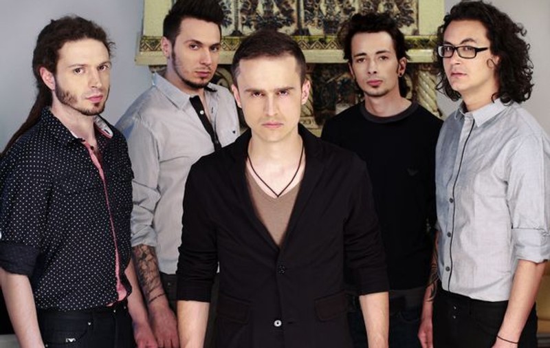 Băieţii de la Animal X au cumpărat gazon de 13 metri pentru concertul lor aniversar